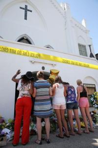 477621782-people-pray-as-they-pay-their-respects-in-front-of_1-crop-promovar-mediumlarge