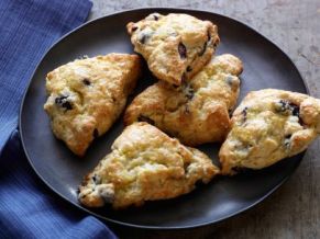 FO1D54_blueberry-scones-with-lemon-glaze_s4x3.jpg.rend.sni12col.landscape