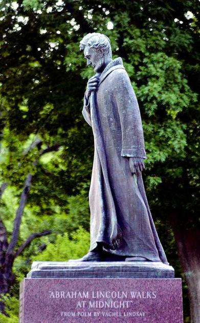 lincolnwalks-at-midnight-statue
