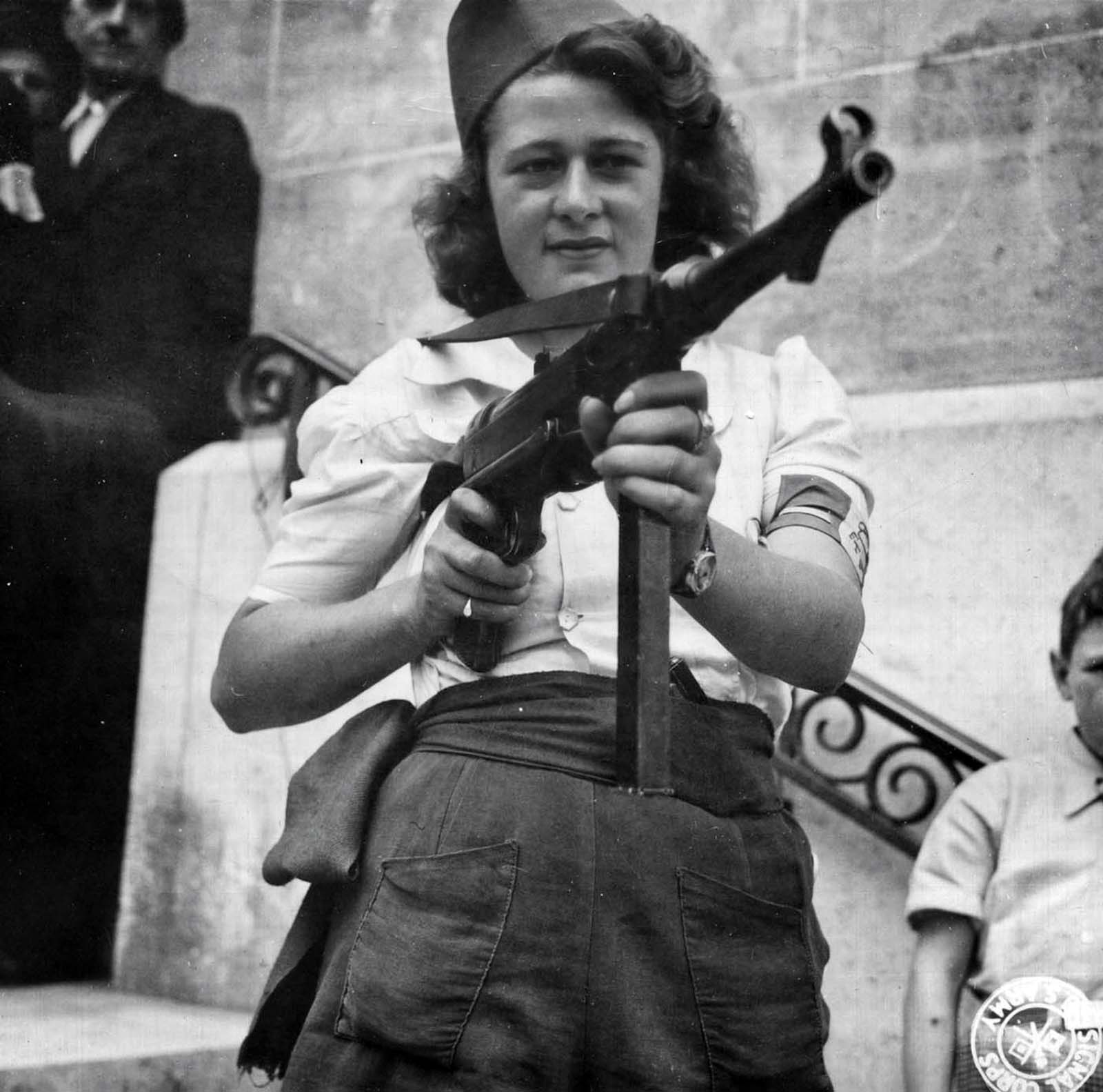 Simone Segouin poses with a German MP 40 with which she is most proficient.